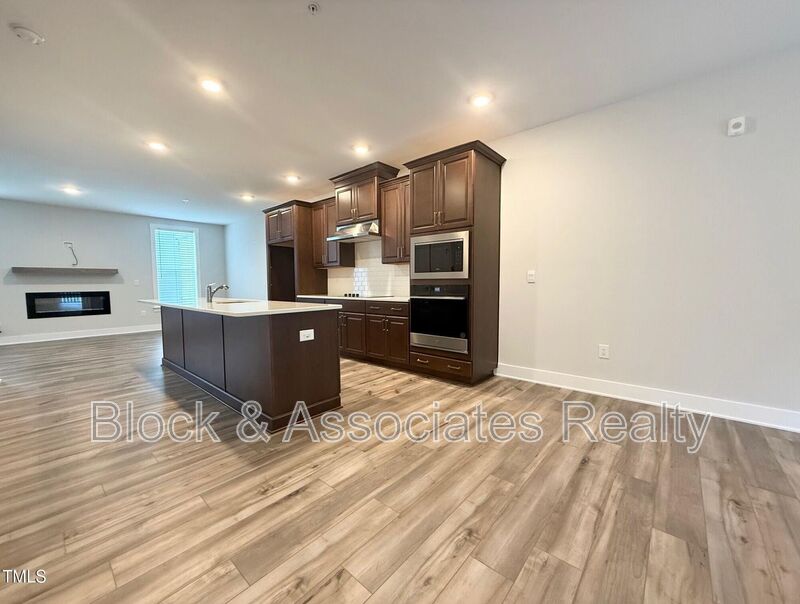 Raleigh House: 11549-107 Helmond Way