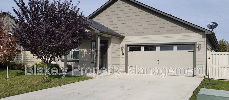 Middleton House: 682 Diamond Lake Street