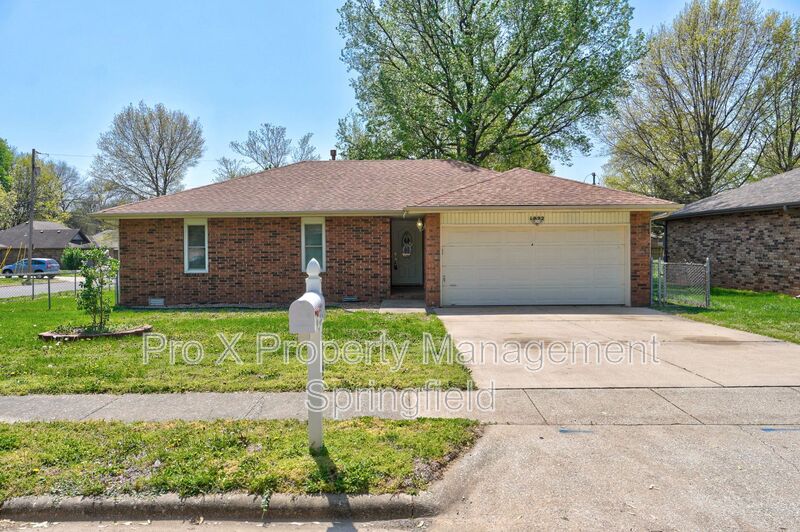 Springfield House: 1022 W McGee St