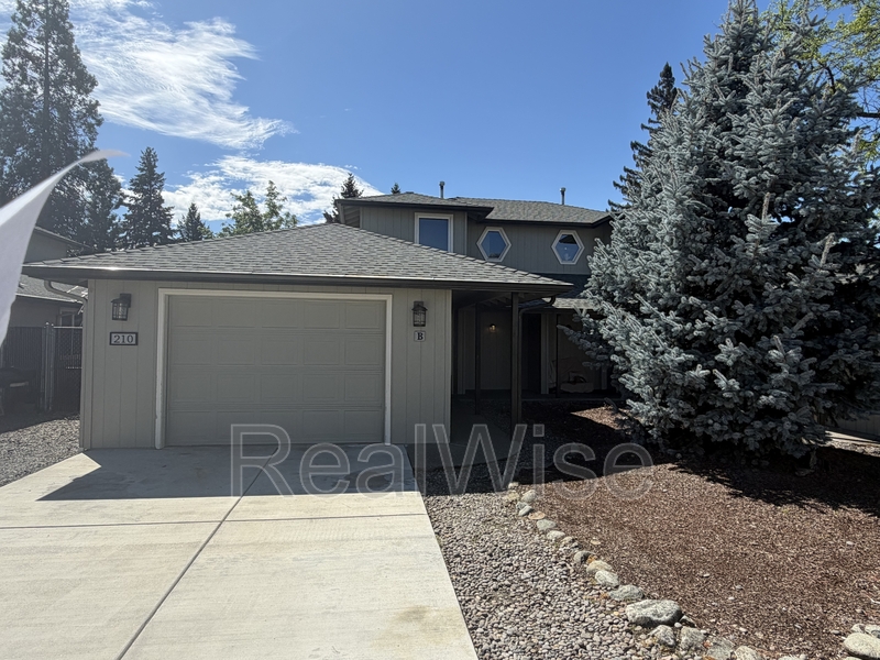 Rogue River Condo: 210 3rd St