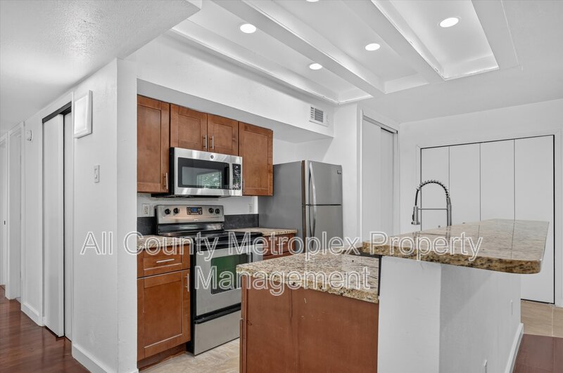 Farmers Branch House: 2861 Mark Twain Dr