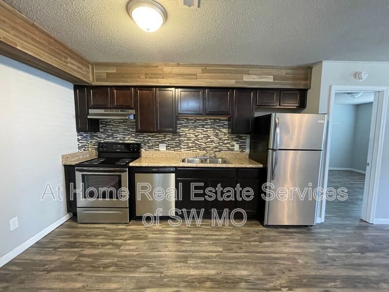 Springfield Condo: 712 E Sunshine