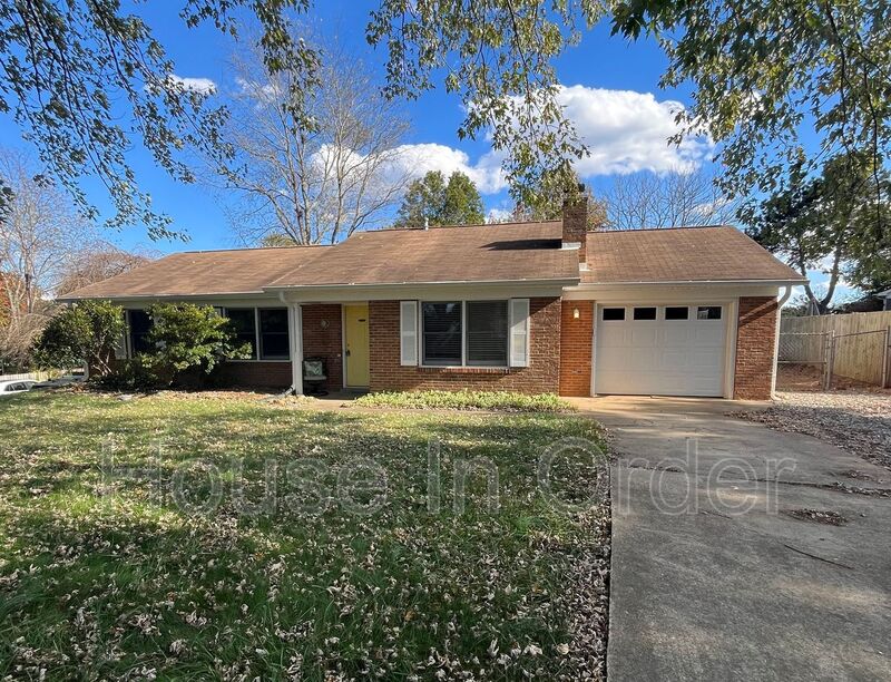 Asheville House: 217 Scottlynn Drive