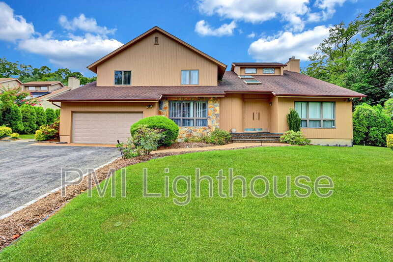 Glen Cove House: 2 Carlyle Drive