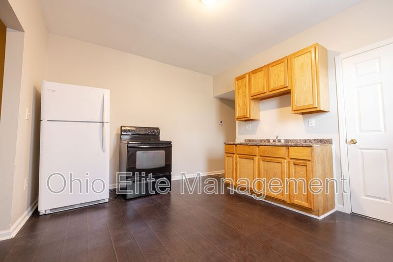 Columbus House: 349 E Welch Ave