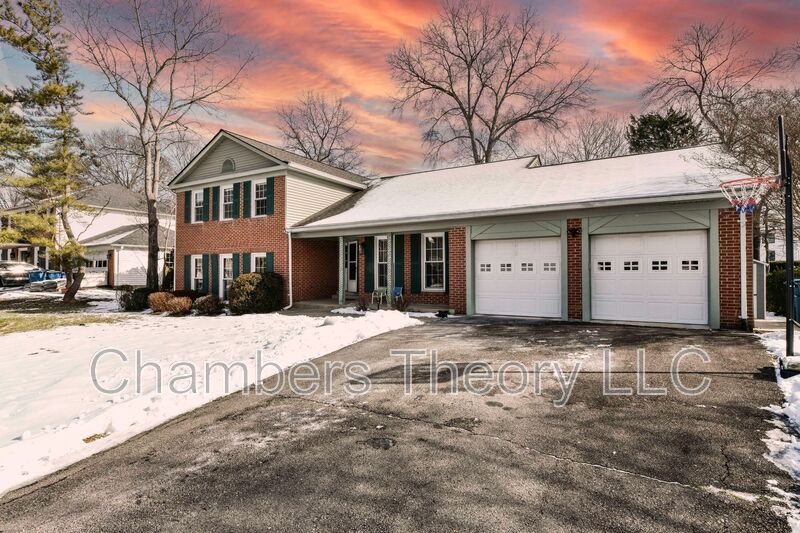 Vienna House: 1727 Larkmeade Dr