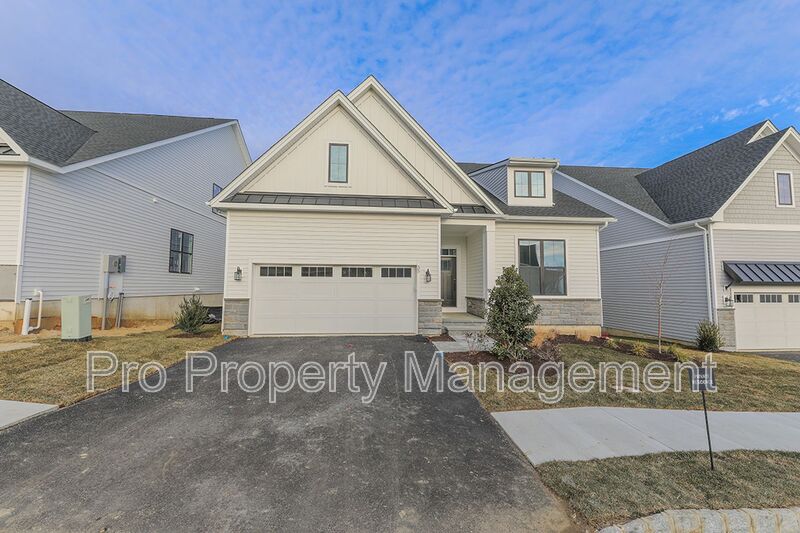 Danbury House: 35 Lookout Ridge