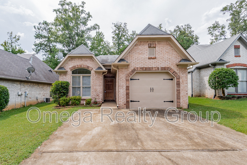Gardendale House: 177 Springdale Dr