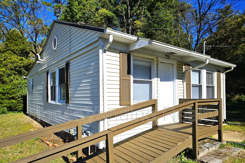 Maryville House: 720 Houston Ave