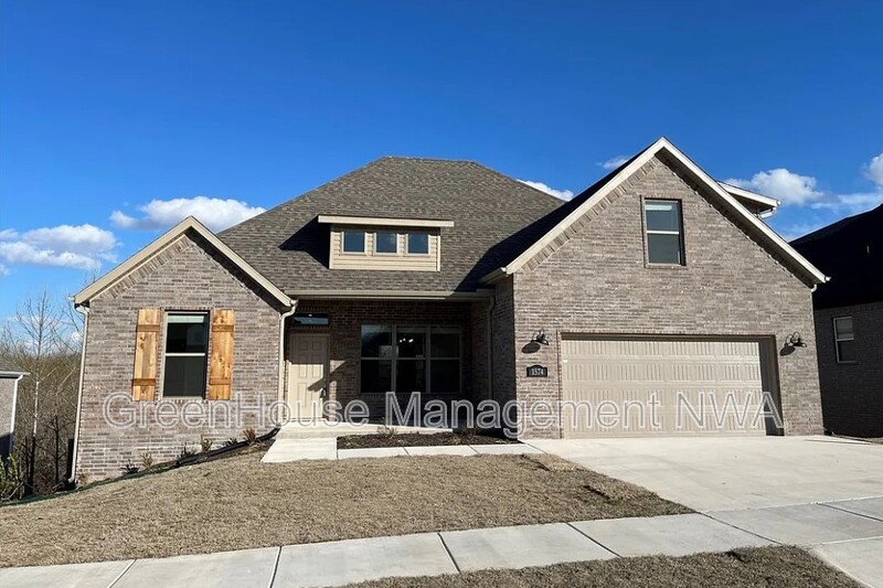 Fayetteville House: 1574 N Pershing St