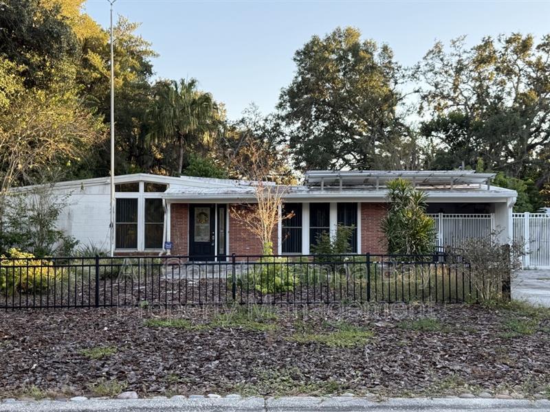 Temple Terrace House: 213 Linda Ave