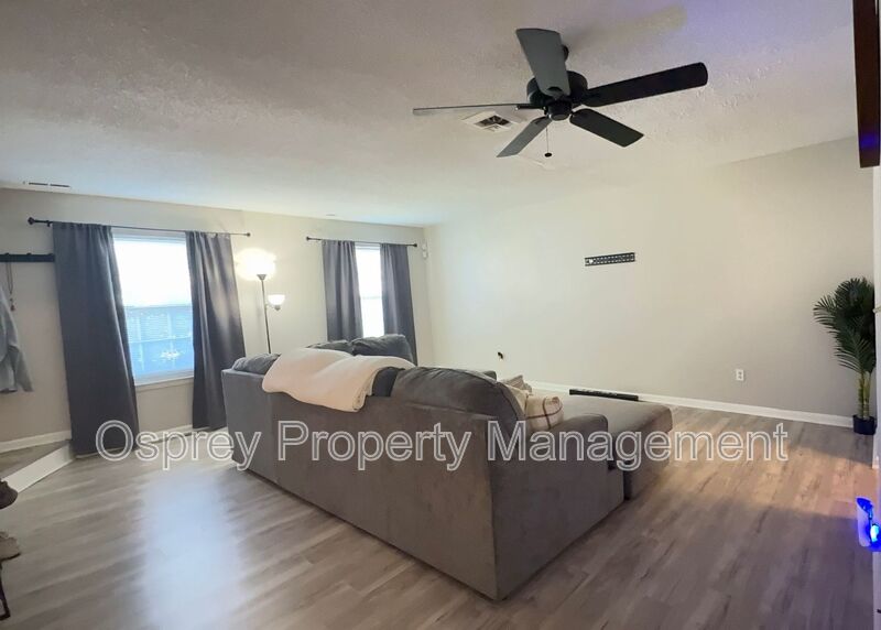 Beautiful 3BR Townhome in Gated Kings Square Community - Photo 8