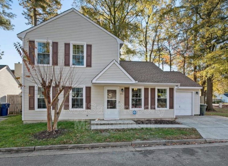 Newport News Townhome: 200 S Hunt Club Run