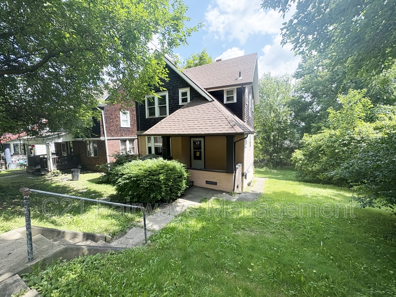 Clairton House: 800 N 6Th St.