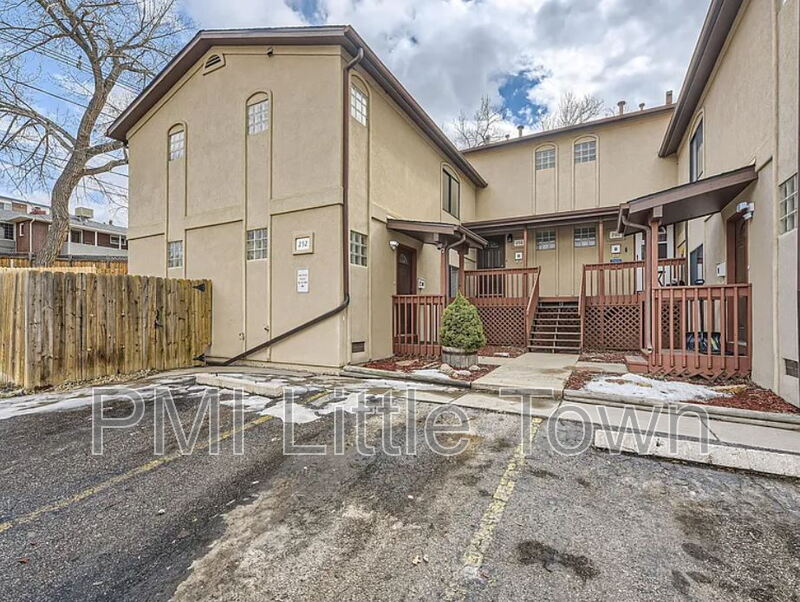 Englewood Townhome: 256 West Jefferson Avenue