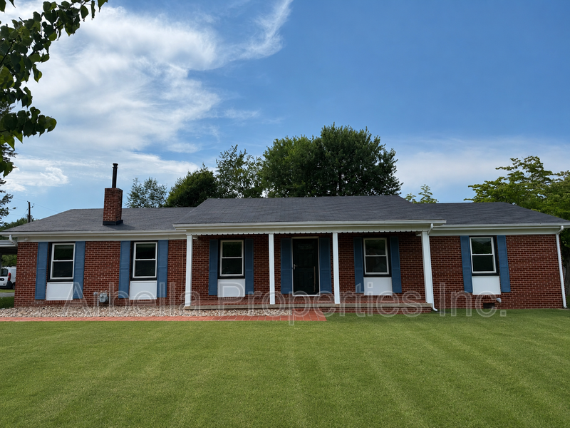 Johnson City House: 1713 Seward Dr