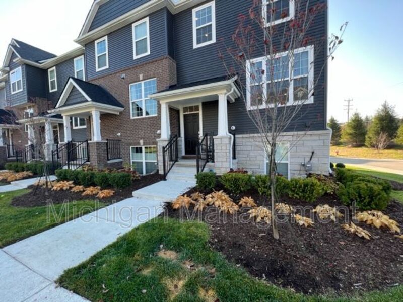 Plymouth House: 263 N Sydney Ct