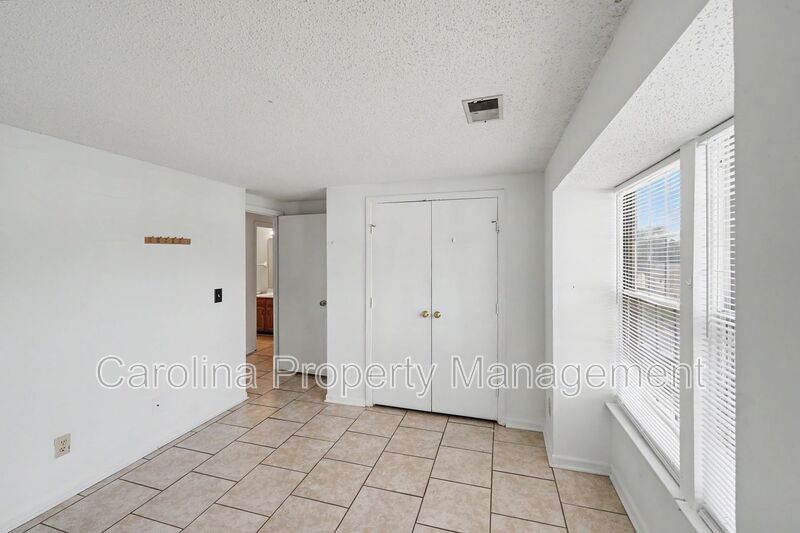 Charlotte House: 1624 Arlyn Cir