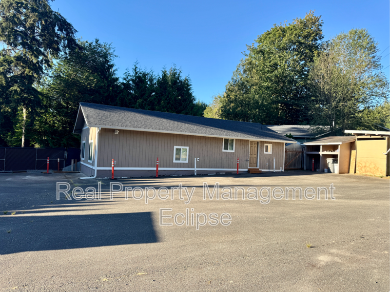 Snohomish House: 18701 Snohomish Ave