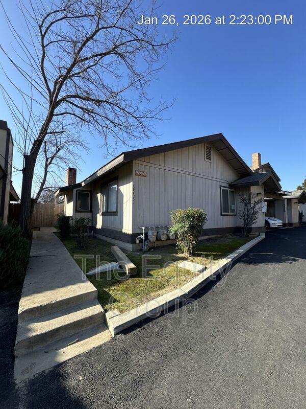 Visalia House: 3523 South County Center