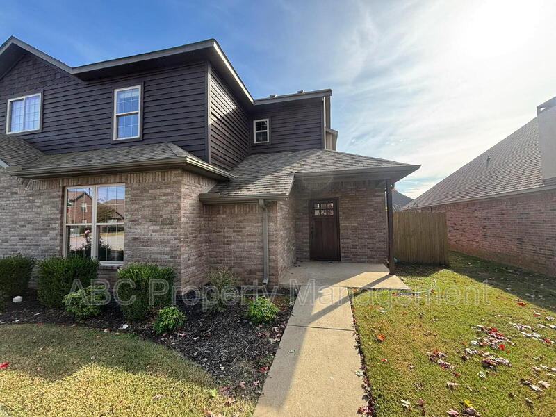 Bentonville House: 3103 SW Warberry Ave