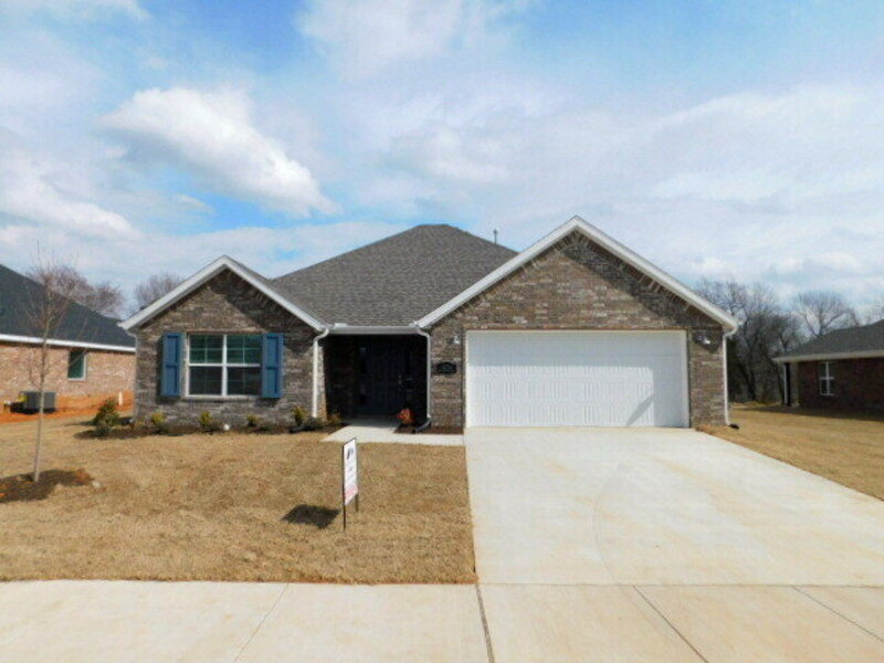 Farmington House: 474 N Yona Ln