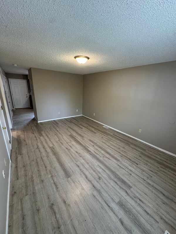 Springfield Townhome: 214 W Madison St