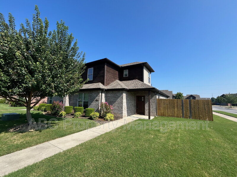 Bentonville House: 3101 SW Warberry Ave