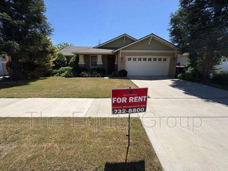 Visalia House: 6251 West Perez Avenue