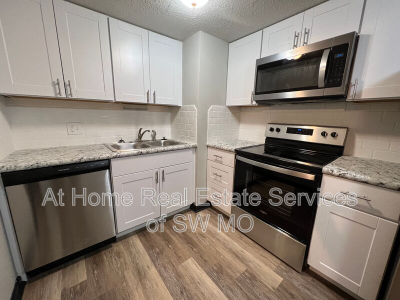 Springfield Condo: 1242 E Cherry