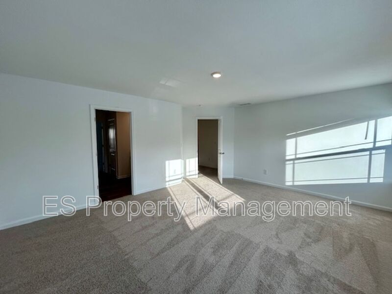 Beautiful, 2 Story Newly Built - 3 Bedroom, 2.5 Bath!  - Photo 15