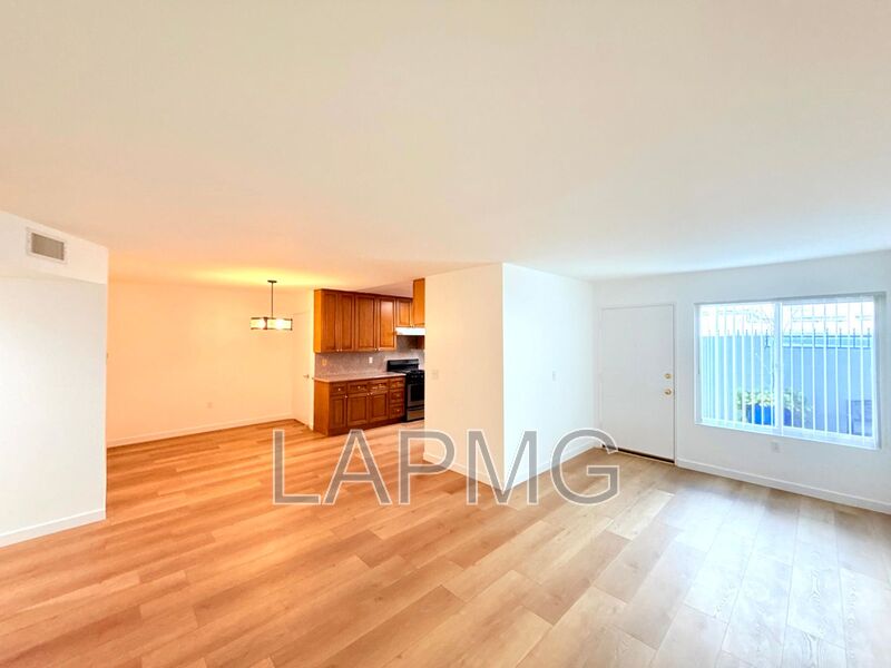 Glendale House: 1059 Western Avenue