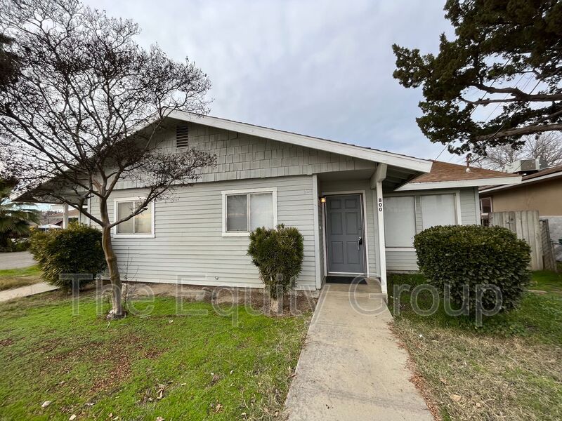 Tulare House: 800 W Pleasant Ave