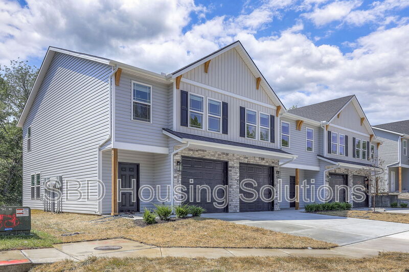 Raytown Townhome: 9043 E 85th Pl