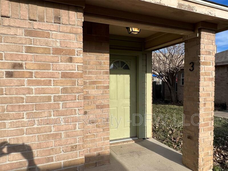 Saginaw Condo: 121 Cambridge Drive