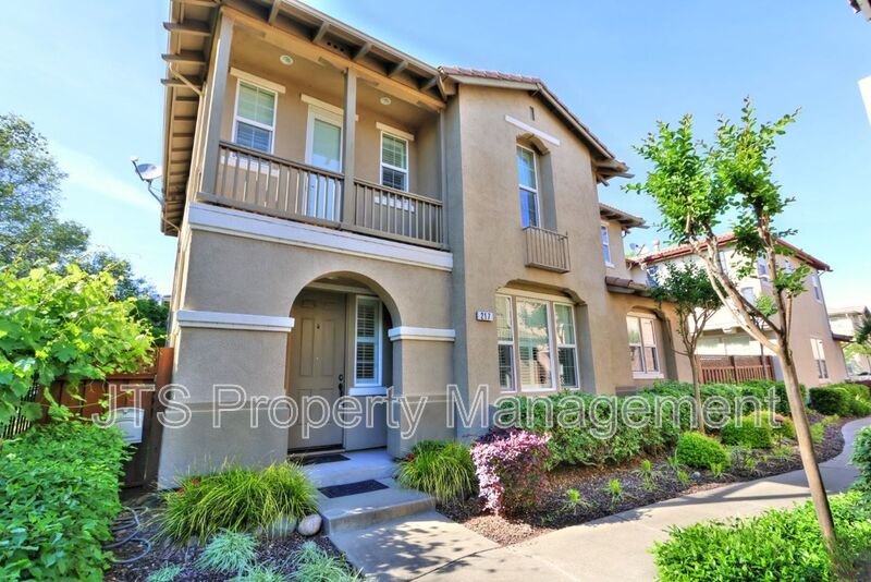 Folsom House: 217 Barnhill Drive