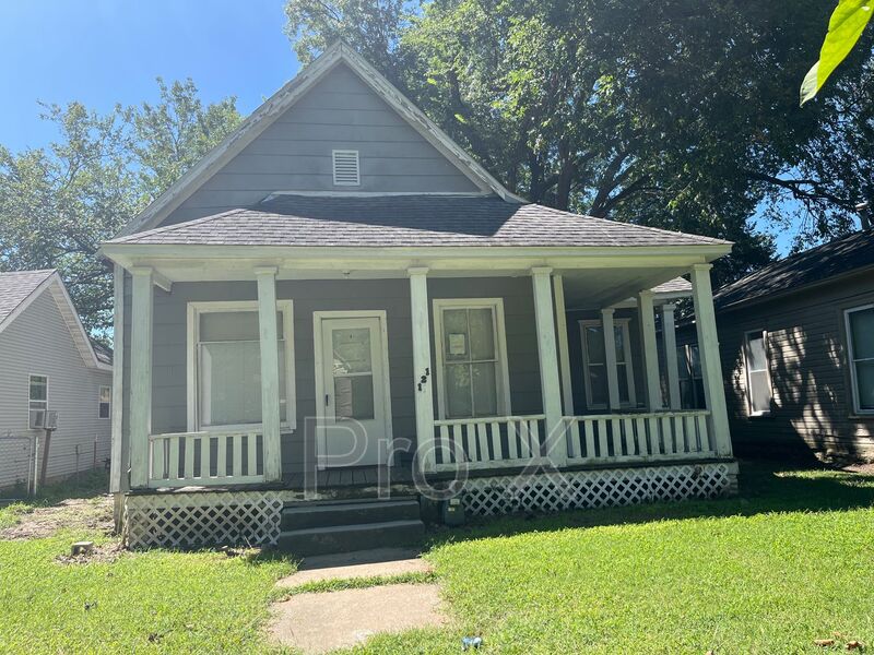 Request a Viewing for 121 W Kansas Tenant Turner