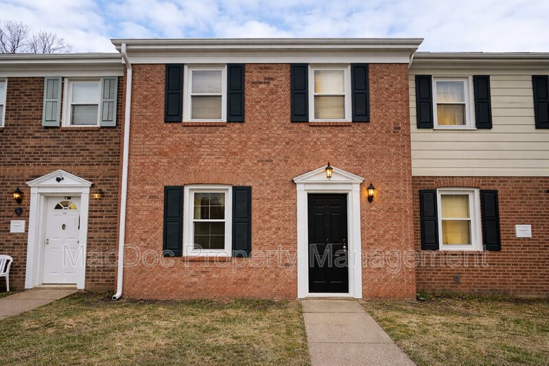 Fredericksburg Townhome: 405 Olde Greenwich Circle