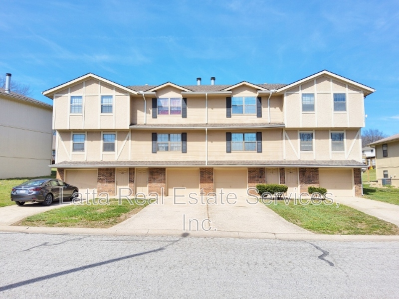 Blue Springs Townhome: 240 NW Waterwheel Ct