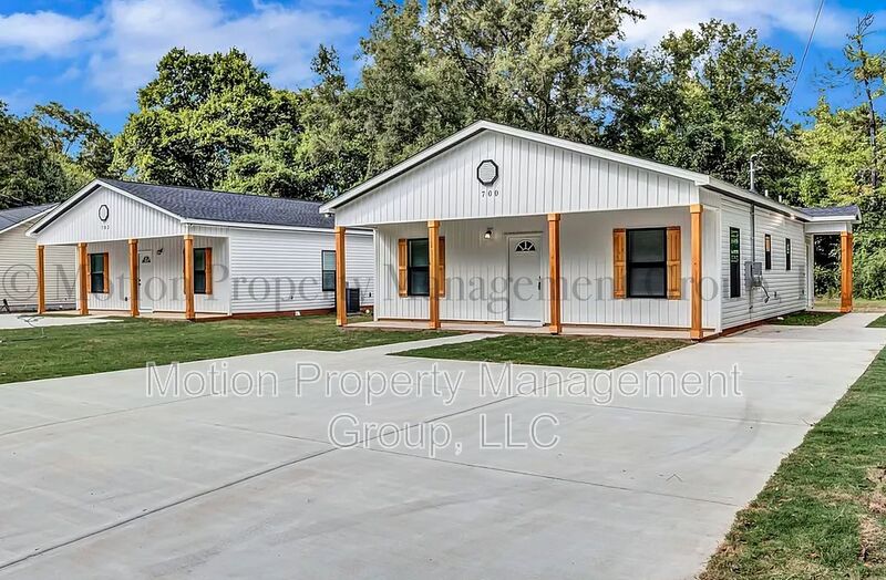 Fort Valley House: 702 Carmen Ave