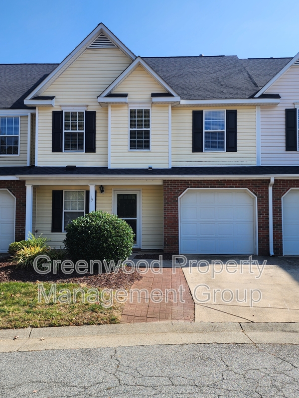 Greensboro House: 19 Cambridge Oak Circle