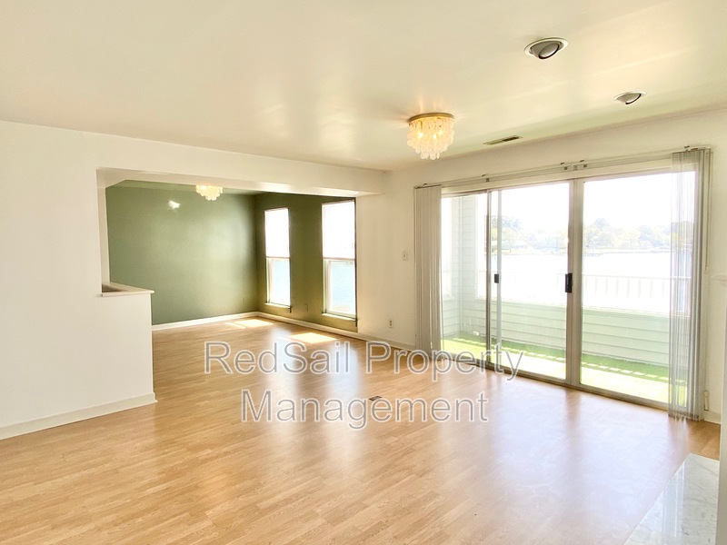 Hampton House: 212 Dockside Dr