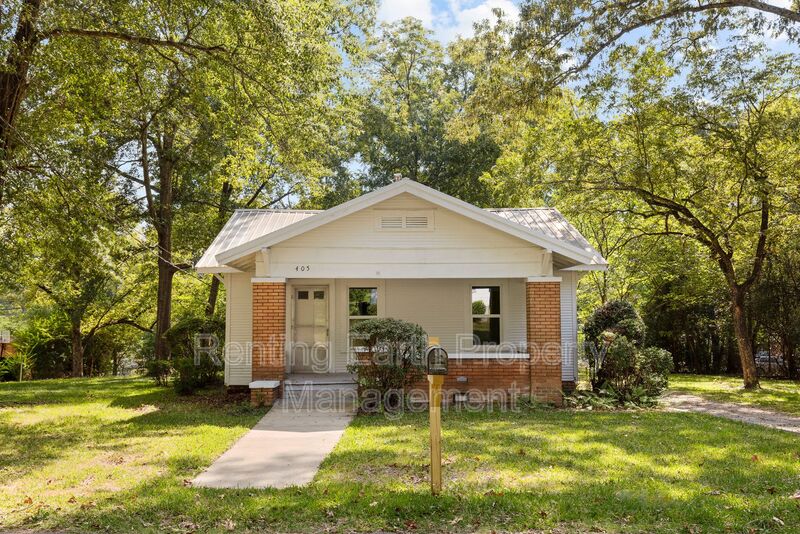 Midfield House: 405 Swann Drive