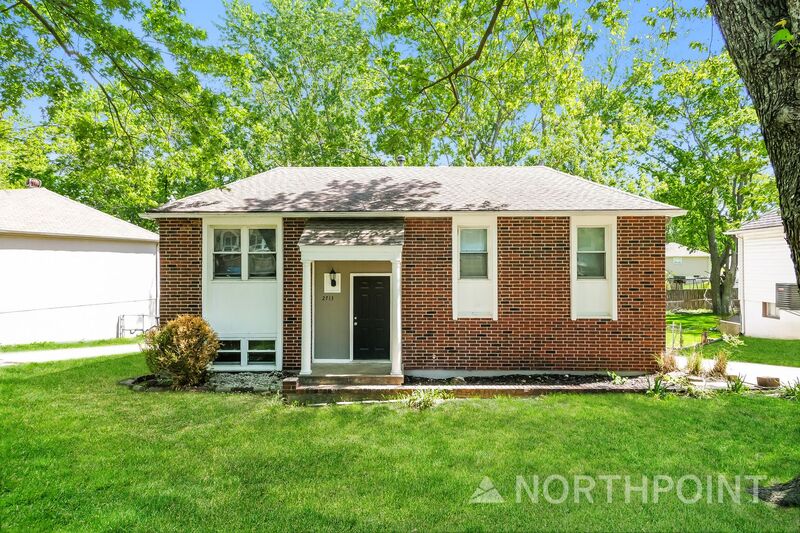 Blue Springs House: 2713 NW Pembroke Pl