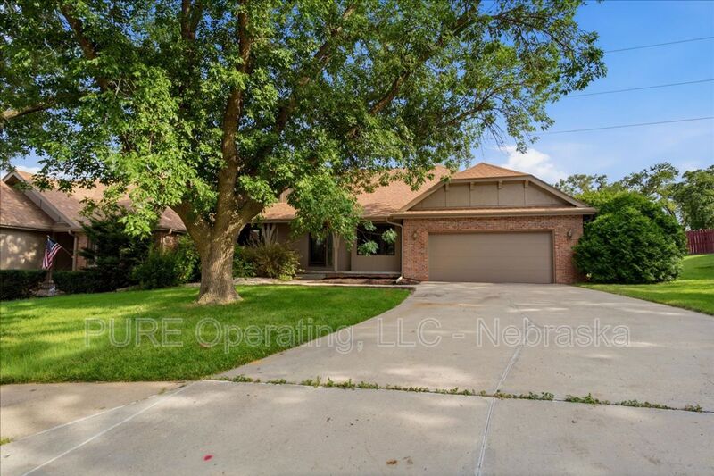 Omaha House: 15527 Mason Cir