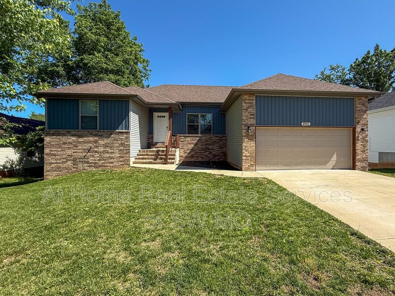 Springfield House: 3921 W Linwood