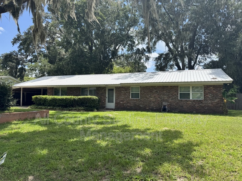 Lake City House: 353 SE Olustee Avenue