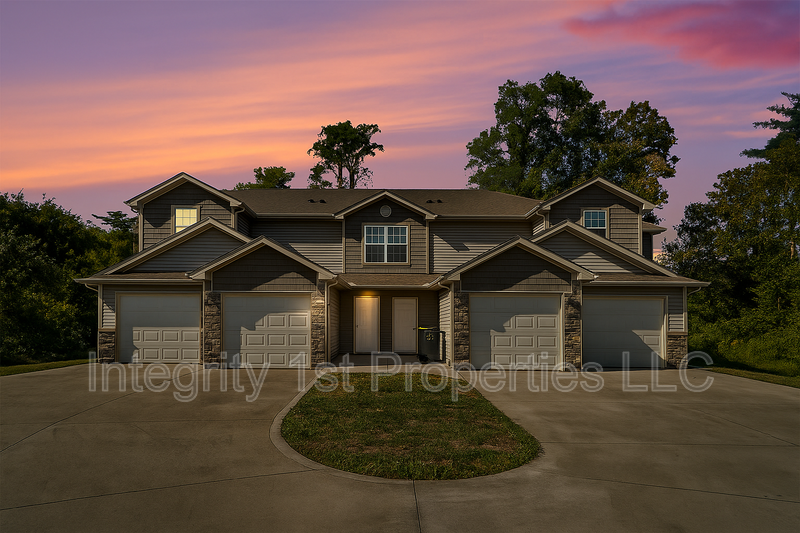 Kansas City Townhome: 6293 NE 44th St