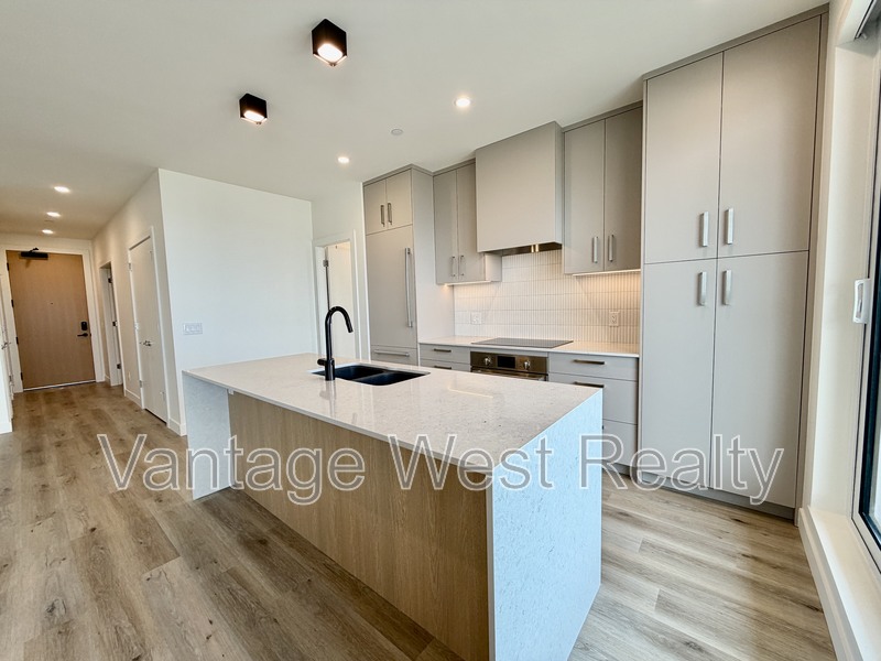 Kelowna Condo: 1206-3300 Lakeshore Rd