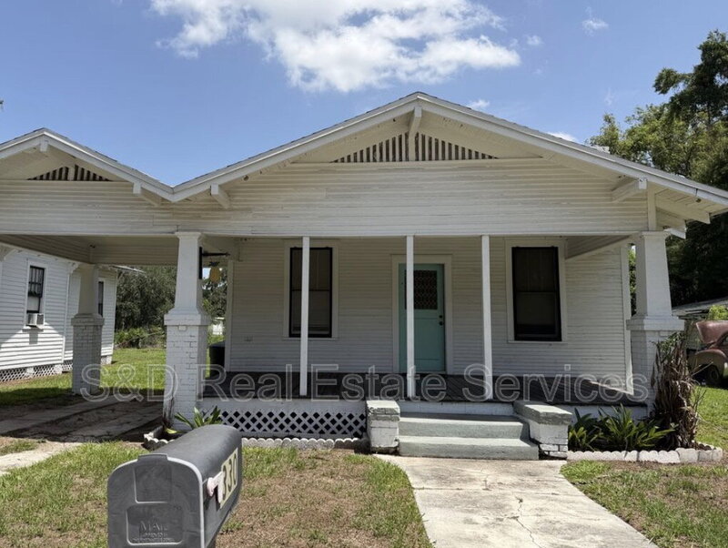 Bartow House: 330 West Stanley Street